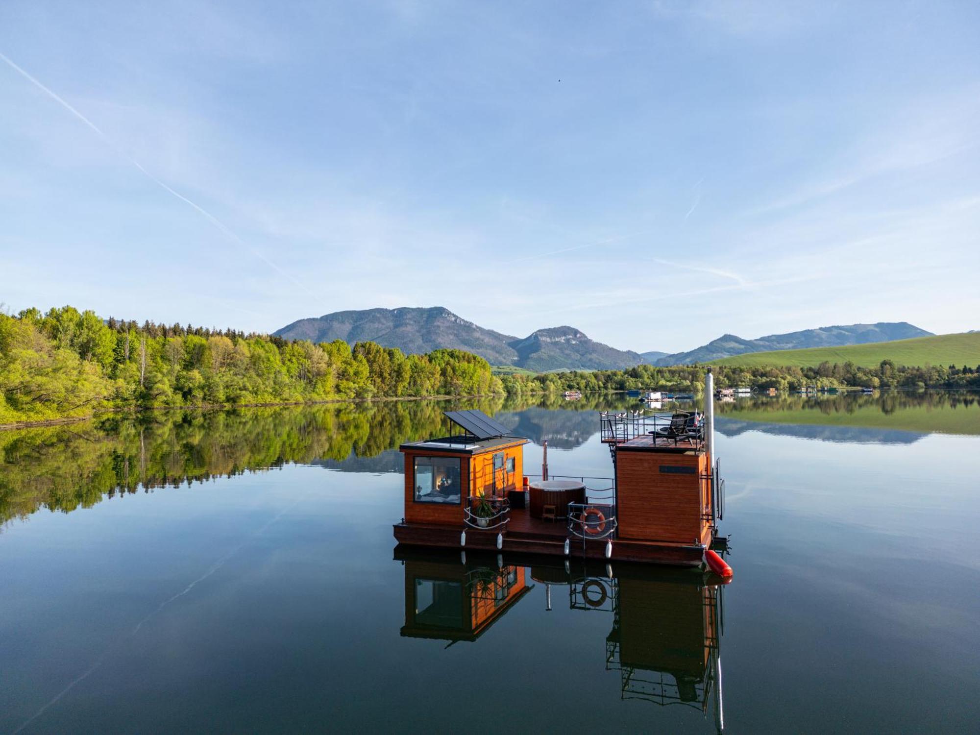 Hotel Aquachill Houseboat & Wellness Liptovský Trnovec Exterior foto